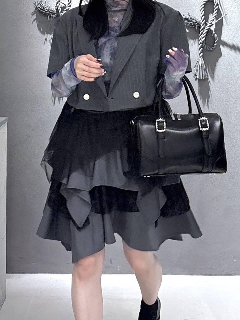 ブラック系のボストンバッグ、ブラック系のパンプス、ブラック系のタンクトップを着用したレディースの春コーディネートの9枚目の写真