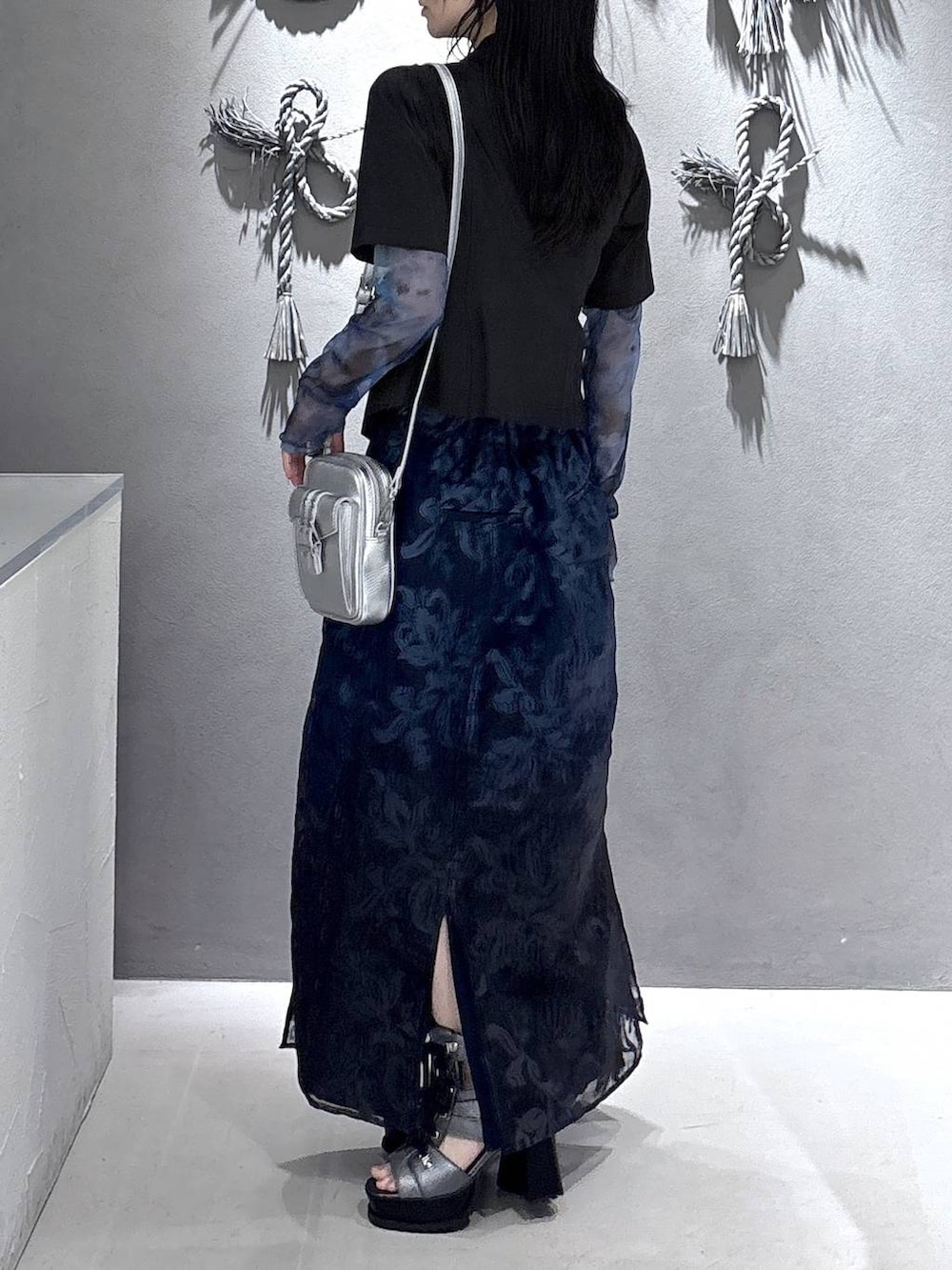 ブラック系のブーツ、グリーン系のタンクトップ、ブラック系のシャツ/ブラウスを着用したレディースの春コーディネートの2枚目の写真