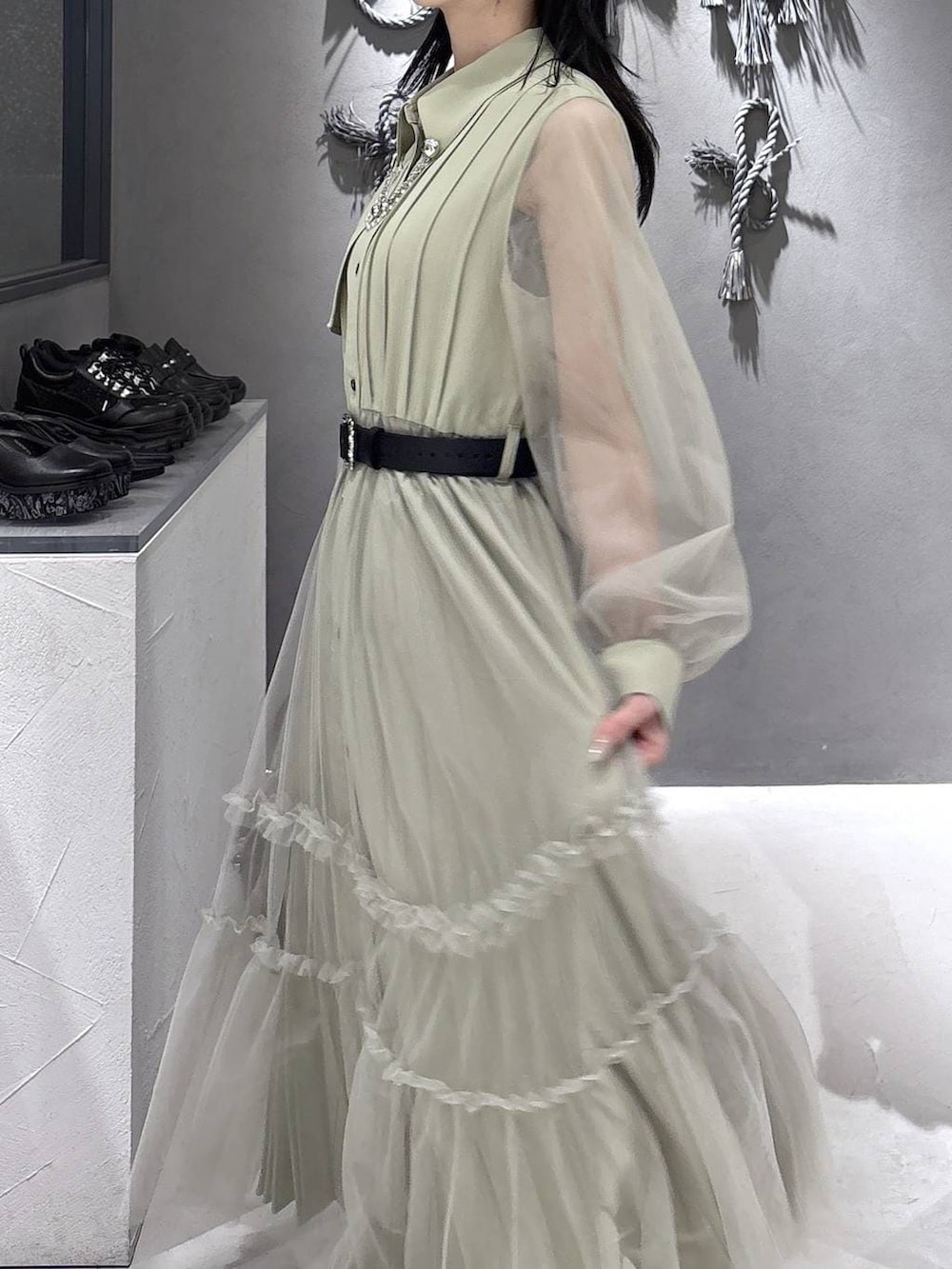 ブラック系のパンプス、ブラック系のショルダーバッグ、イエロー系のワンピースを着用したレディースの春コーディネートの9枚目の写真