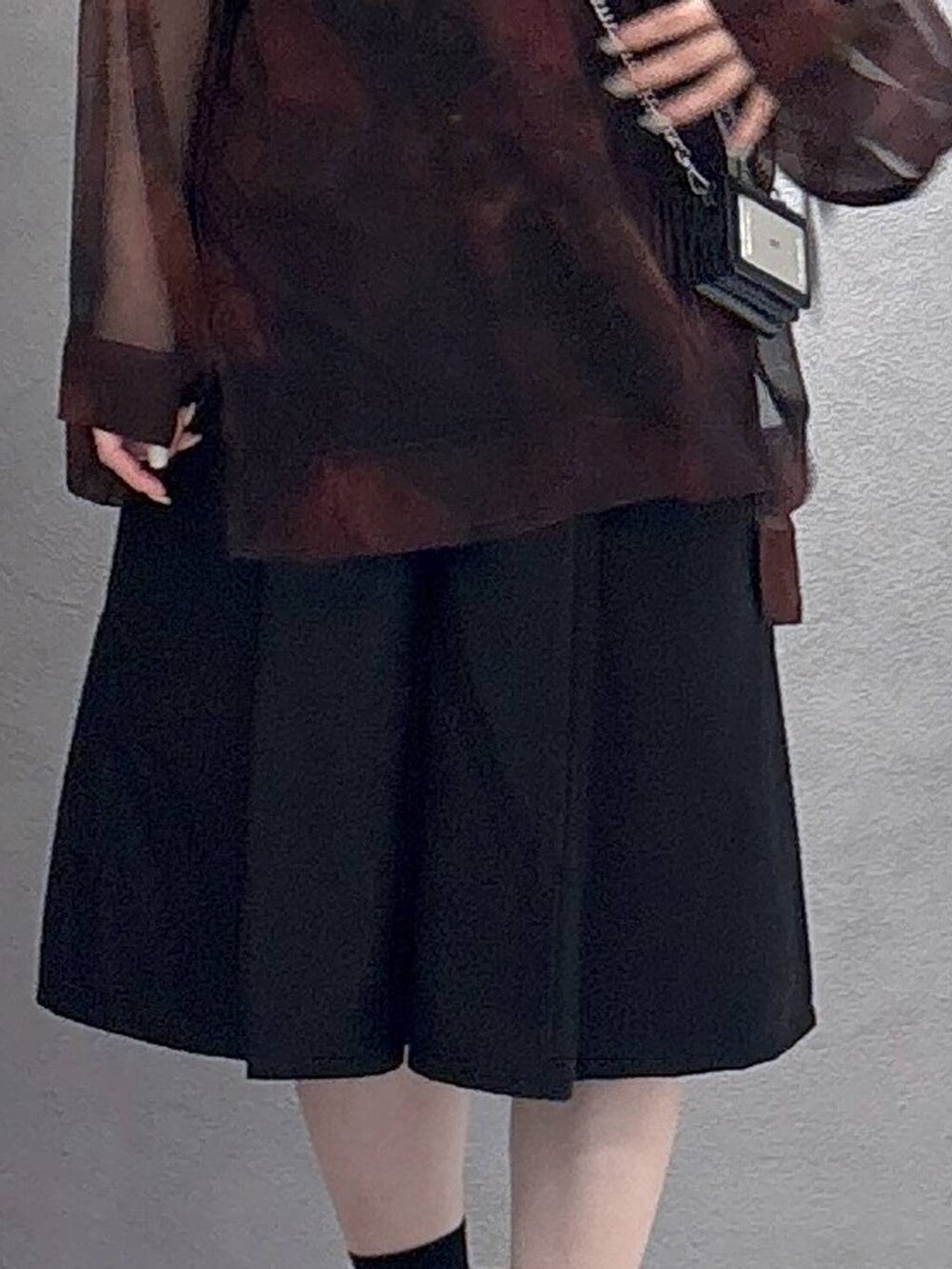 ブラック系のタンクトップ、ブラック系のその他パンツ、オレンジ系のシャツ/ブラウスを着用したレディースの春コーディネートの6枚目の写真