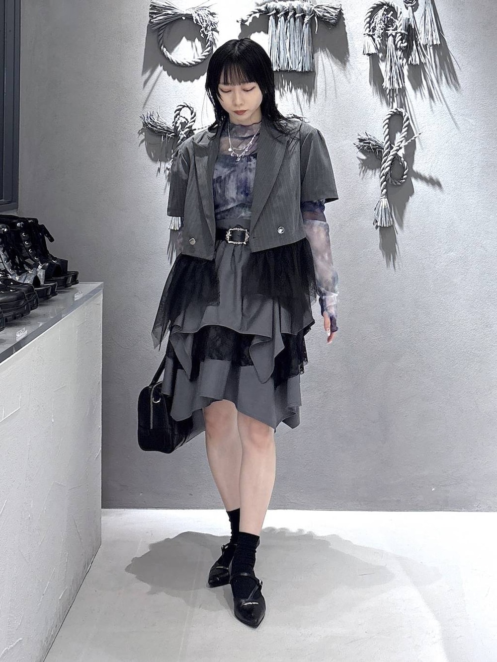 ブラック系のボストンバッグ、ブラック系のパンプス、ブラック系のタンクトップを着用したレディースの春コーディネートの5枚目の写真