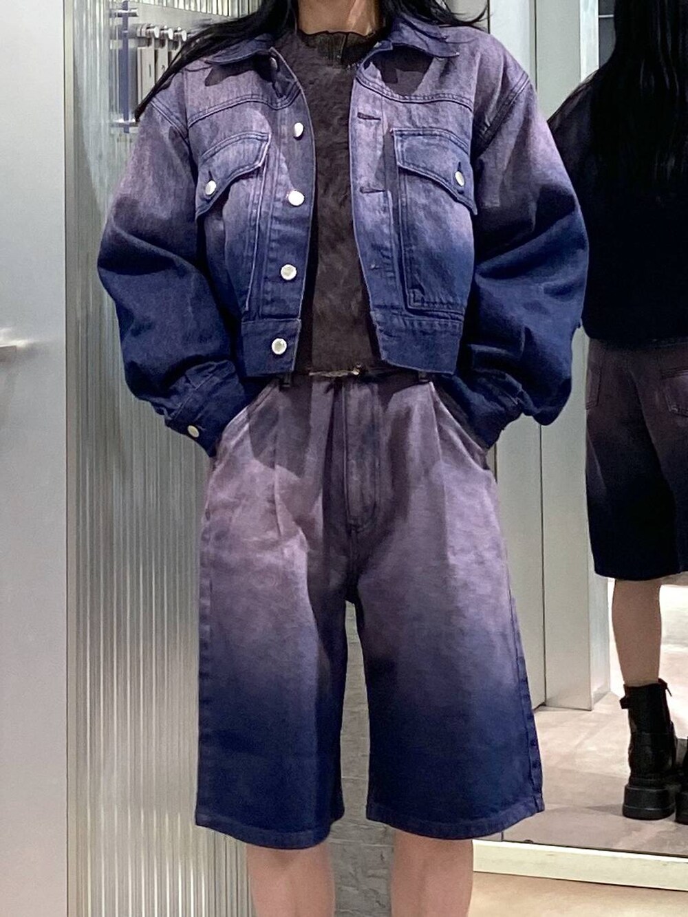 グレー系のニット/セーター、ブラック系のブーツ、パープル系のデニムジャケットを着用したレディースの冬コーディネートの7枚目の写真