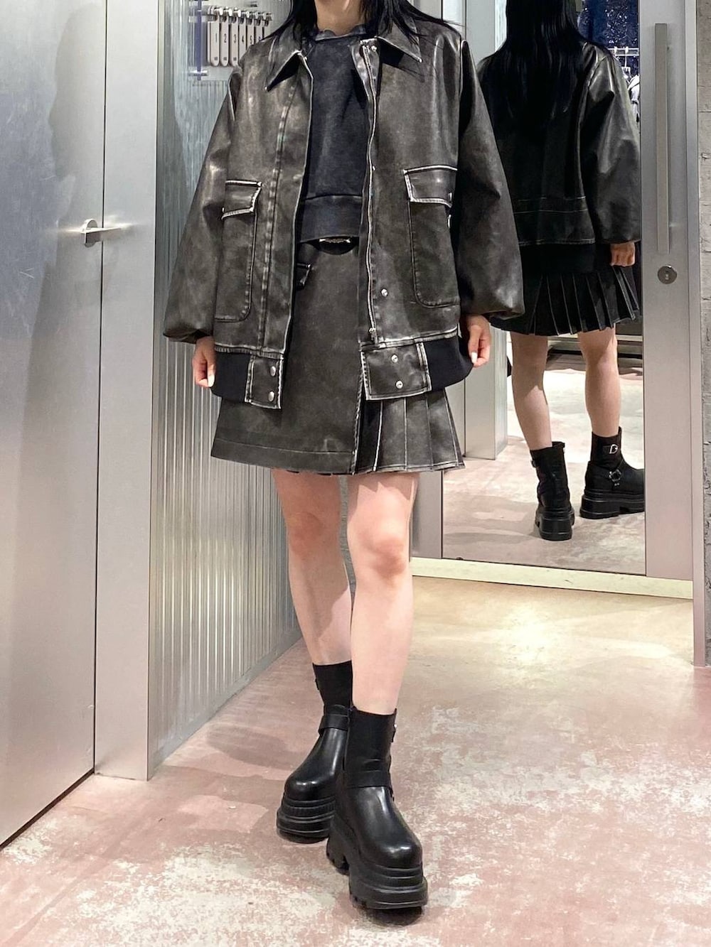 ブラック系のブーツ、グレー系のショルダーバッグ、ブラック系のスウェットを着用したレディースの冬コーディネートの9枚目の写真