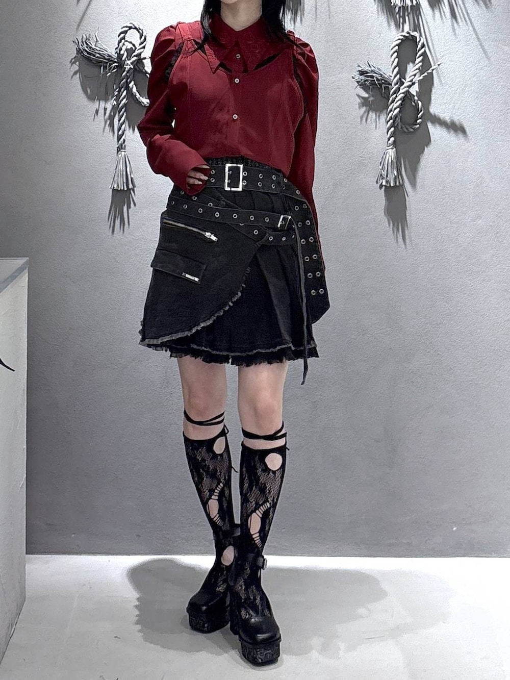 ブラック系のパンプスを着用したレディースの春コーディネートの5枚目の写真