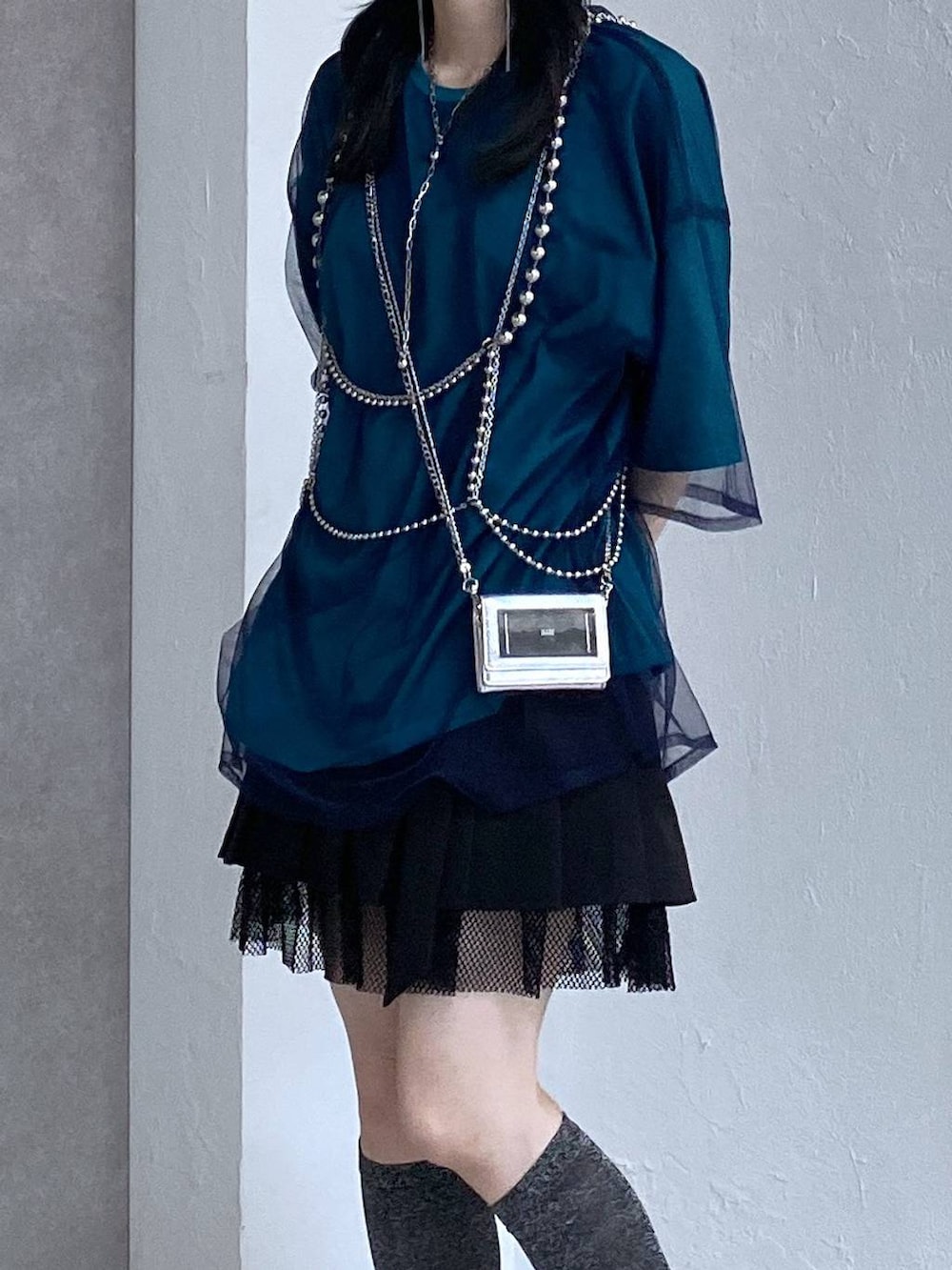 ブラック系のサンダル、ブルー系のTシャツ/カットソー、ブラック系のその他パンツを着用したレディースの春コーディネートの5枚目の写真