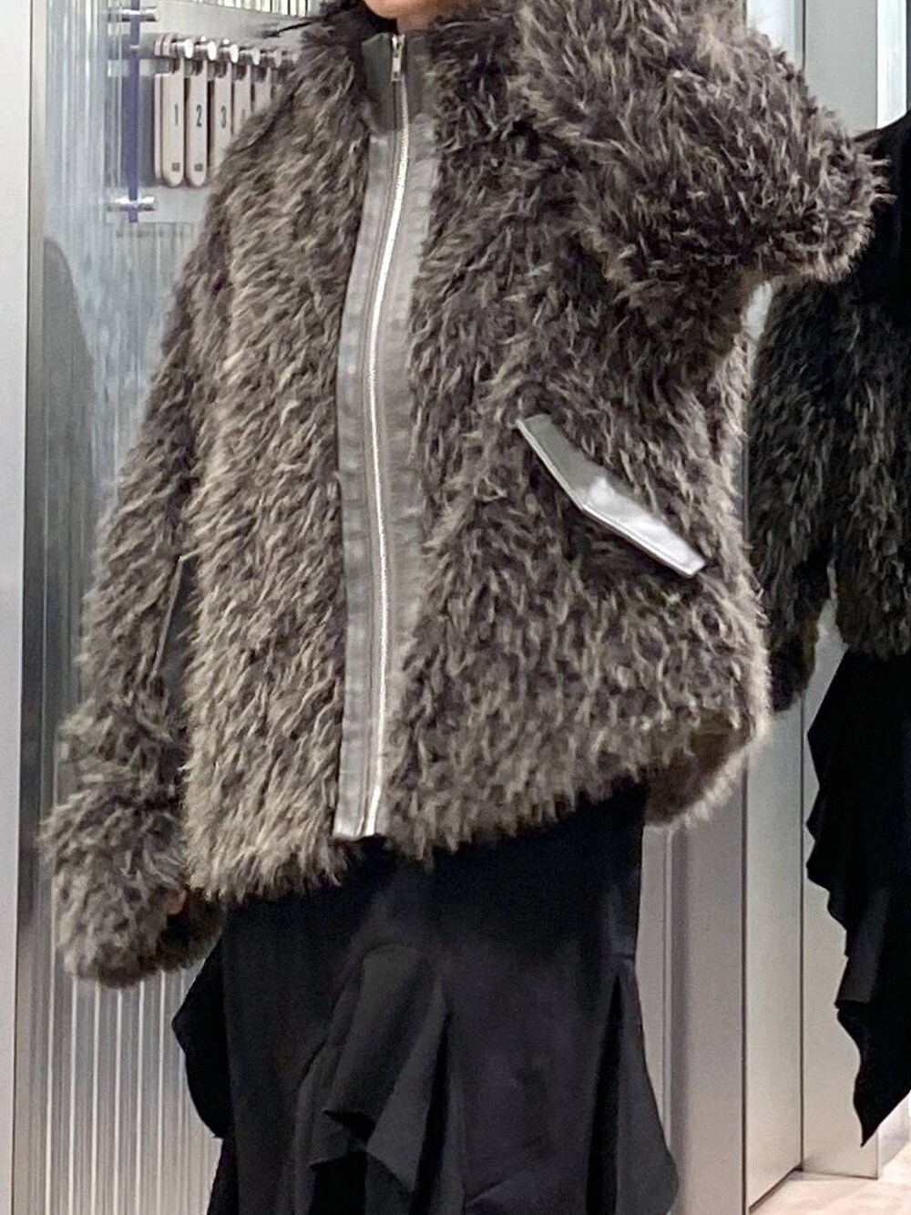 ブラック系のブーツ、ベージュ系のブルゾン、ブラック系のその他パンツを着用したレディースの冬コーディネートの8枚目の写真