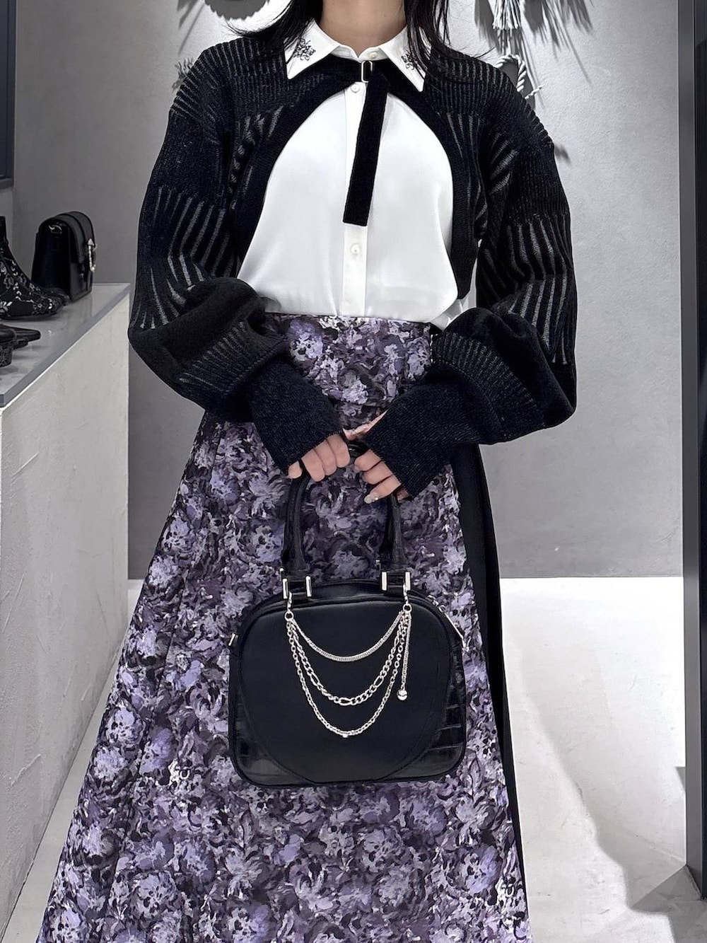 ブラック系のブーツ、ブラック系のカーディガン/ボレロ、ブラック系のシャツ/ブラウスを着用したレディースの春コーディネートの6枚目の写真