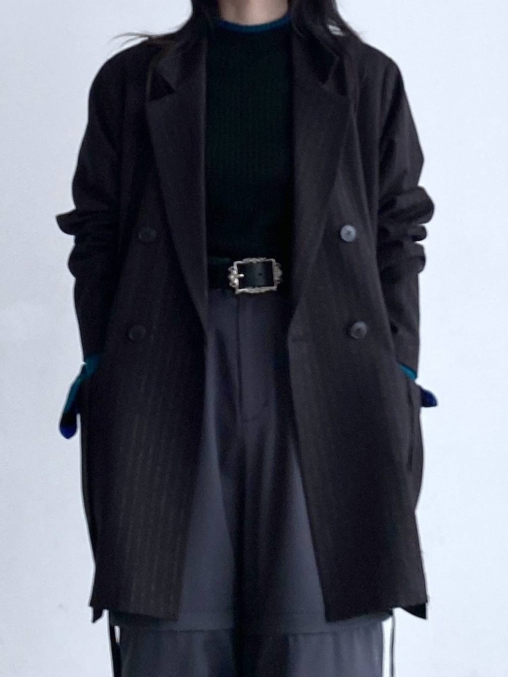 グレー系のカーゴパンツ、シルバー系のブーツ、ブラック系のテーラードジャケットを着用したレディースの夏コーディネートの7枚目の写真