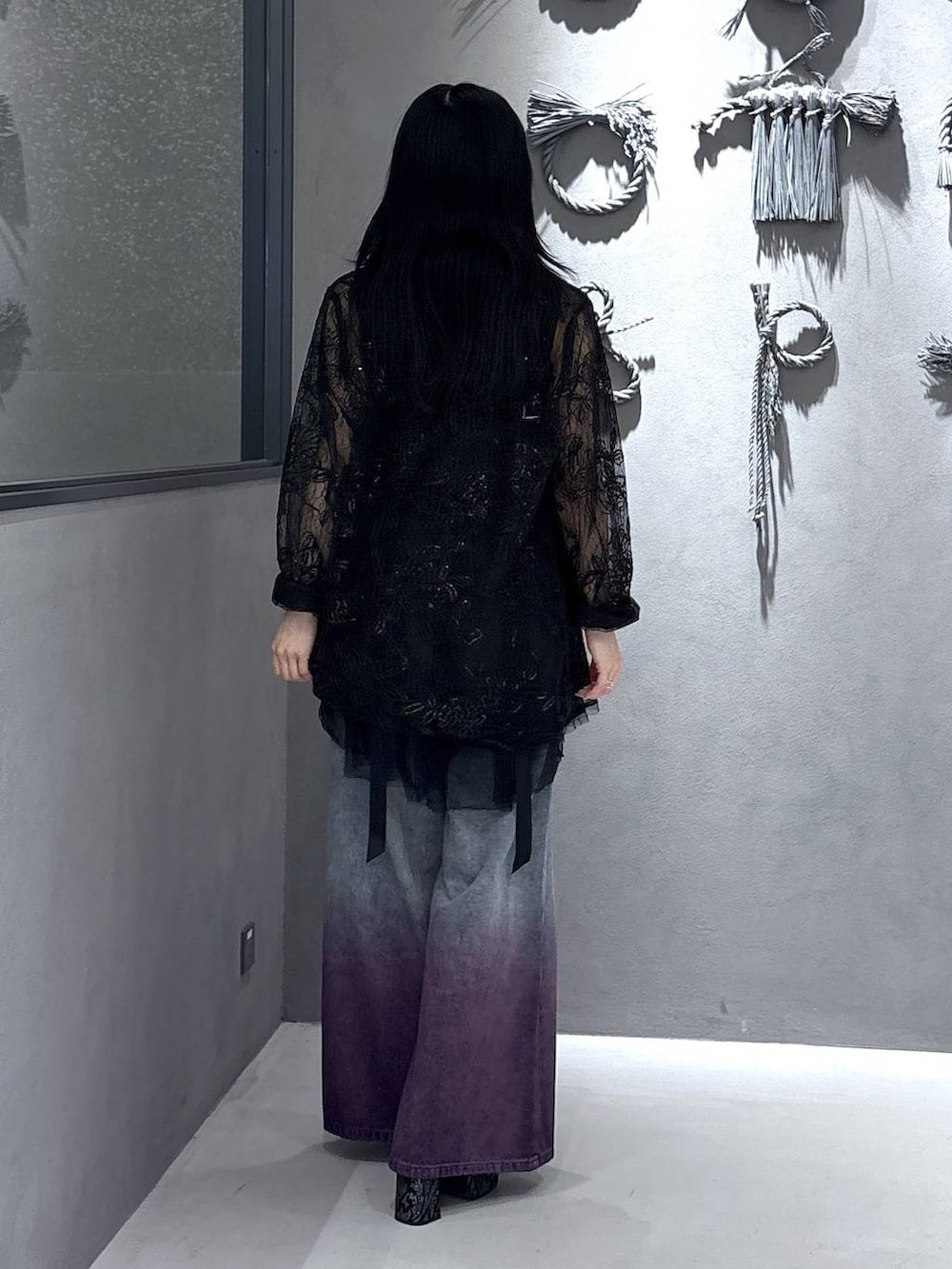 ブラック系のネクタイ、ブラック系のタンクトップ、ブラック系のテーラードジャケットを着用したレディースの春コーディネートの3枚目の写真