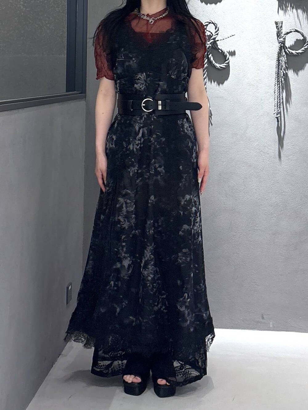 ブラック系のサンダル、ブラック系のその他パンツ、ブラック系のワンピースを着用したレディースの春コーディネートの8枚目の写真