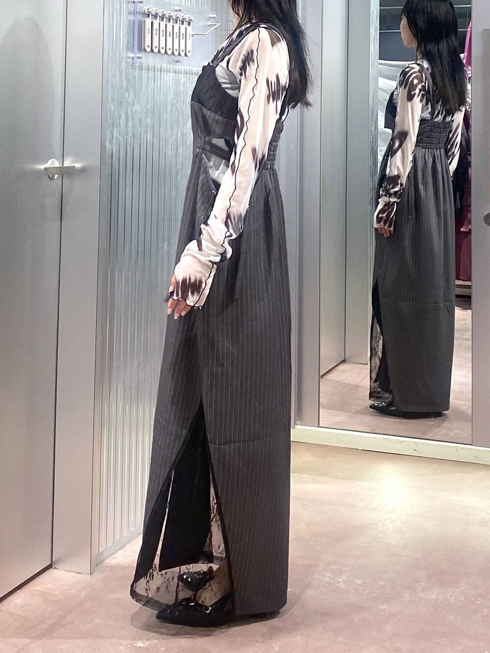 ブラック系のパンプス、ホワイト系のTシャツ/カットソー、その他のワンピースを着用したレディースの夏コーディネートの2枚目の写真