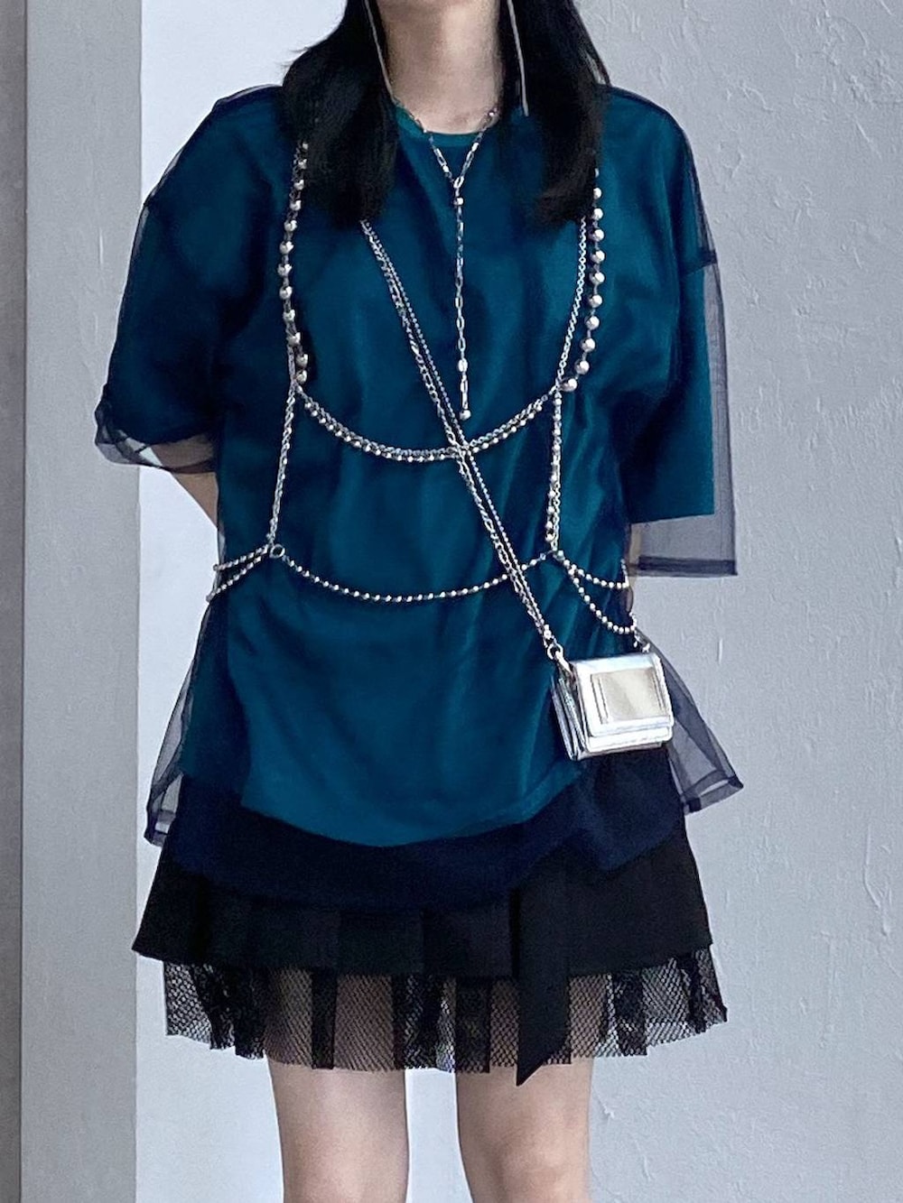 ブラック系のサンダル、ブルー系のTシャツ/カットソー、ブラック系のその他パンツを着用したレディースの春コーディネートの6枚目の写真