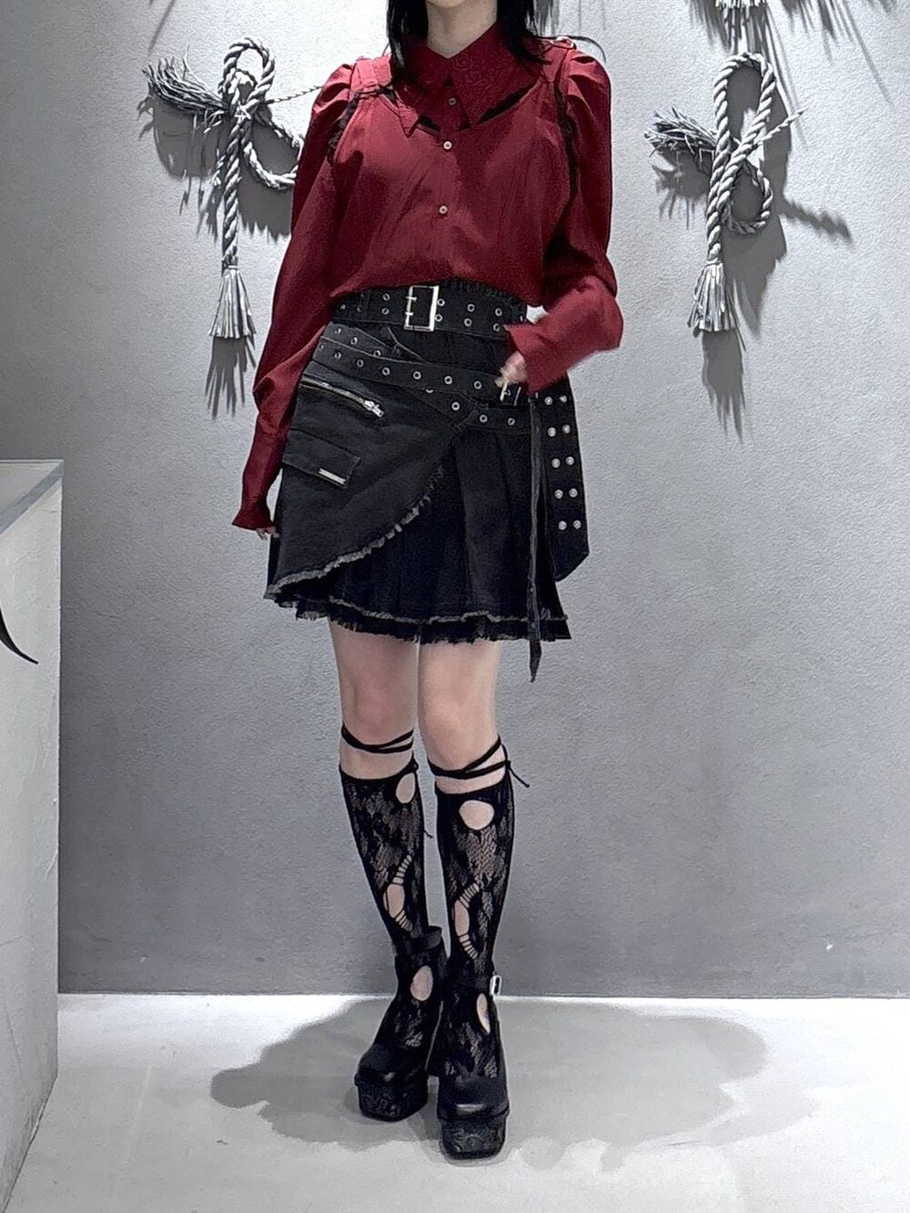 ブラック系のパンプスを着用したレディースの春コーディネートの8枚目の写真