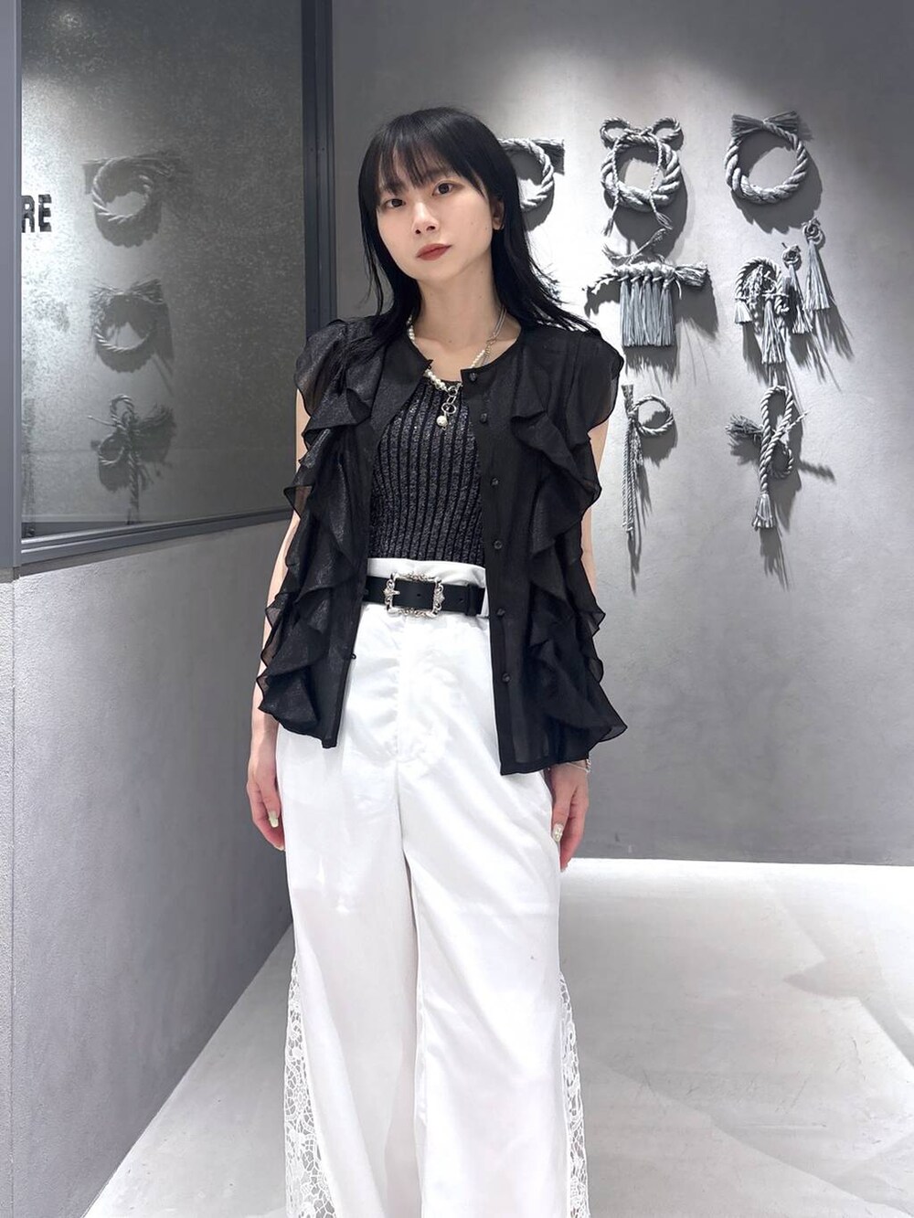 ブラック系のタンクトップ、ブラック系のサンダル、ブラック系のシャツ/ブラウスを着用したレディースの春コーディネートの9枚目の写真