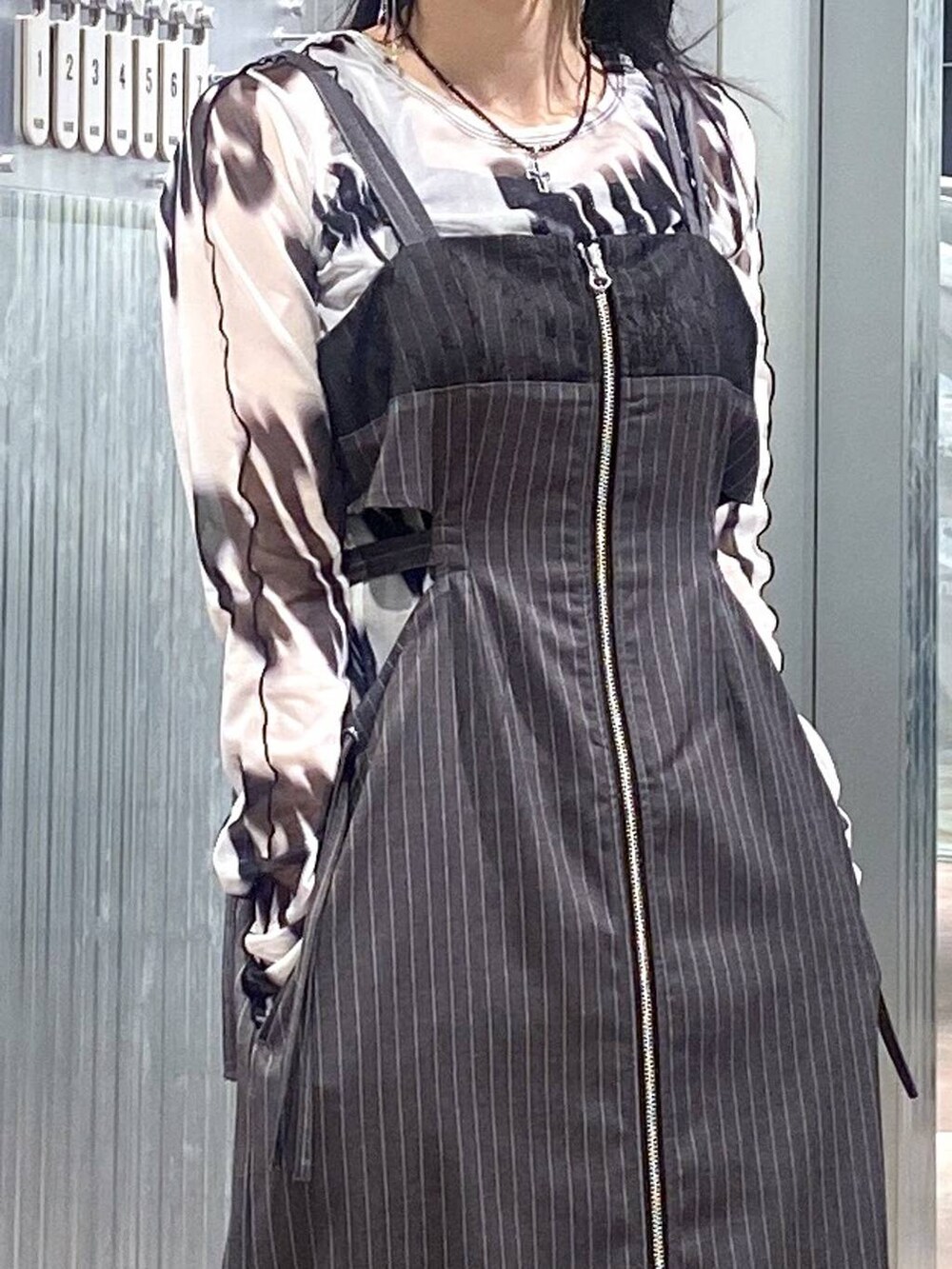 ブラック系のパンプス、ホワイト系のTシャツ/カットソー、その他のワンピースを着用したレディースの夏コーディネートの5枚目の写真