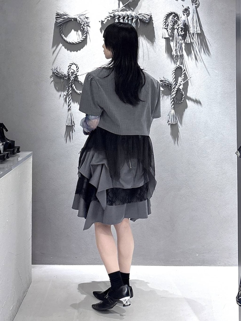 ブラック系のボストンバッグ、ブラック系のパンプス、ブラック系のタンクトップを着用したレディースの春コーディネートの2枚目の写真