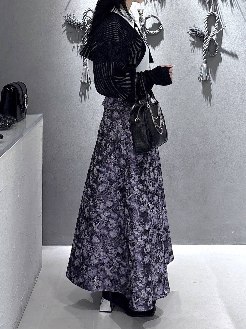 ブラック系のブーツ、ブラック系のカーディガン/ボレロ、ブラック系のシャツ/ブラウスを着用したレディースの春コーディネートの4枚目の写真