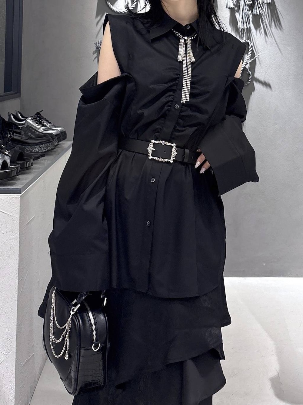 ブラック系のブーツ、ブラック系のショルダーバッグ、ブラック系のシャツ/ブラウスを着用したレディースの春コーディネートの6枚目の写真