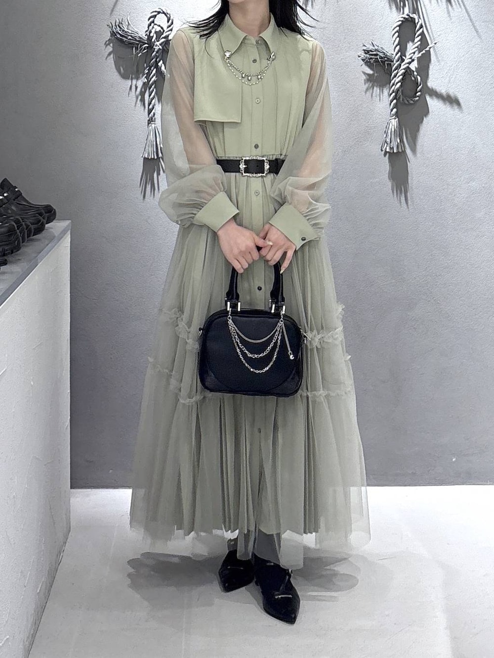 ブラック系のパンプス、ブラック系のショルダーバッグ、イエロー系のワンピースを着用したレディースの春コーディネートの8枚目の写真