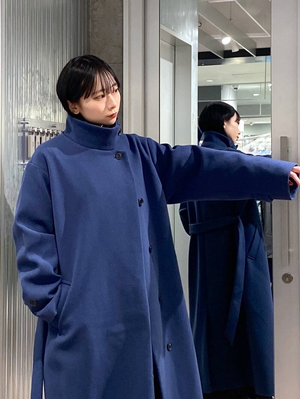 「低身長、着痩せ・細見え、モード、テーマパーク、秋コーデ、冬コーデ、女子会、個性派、きれいめ、おでかけ、デートコーデ、秋冬新作、ブーツ、ワンピース、シャツワンピース」｜「HAREのウーリーテック2WAYスタンドコート(HARE)（チェスターコート、ブルー系）」を使った、hisaさん（レディース・152cm）の冬コーディネートの9枚目の写真