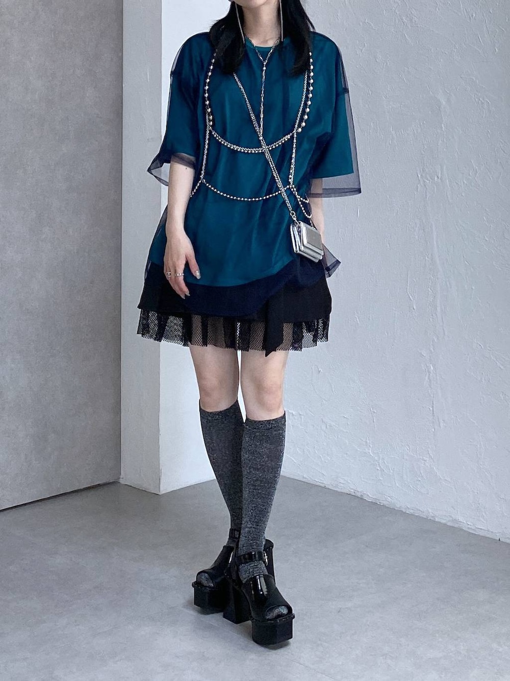 ブラック系のサンダル、ブルー系のTシャツ/カットソー、ブラック系のその他パンツを着用したレディースの春コーディネートの8枚目の写真