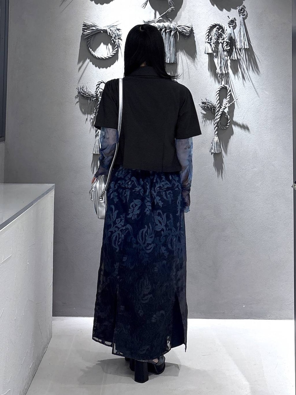 ブラック系のブーツ、グリーン系のタンクトップ、ブラック系のシャツ/ブラウスを着用したレディースの春コーディネートの3枚目の写真