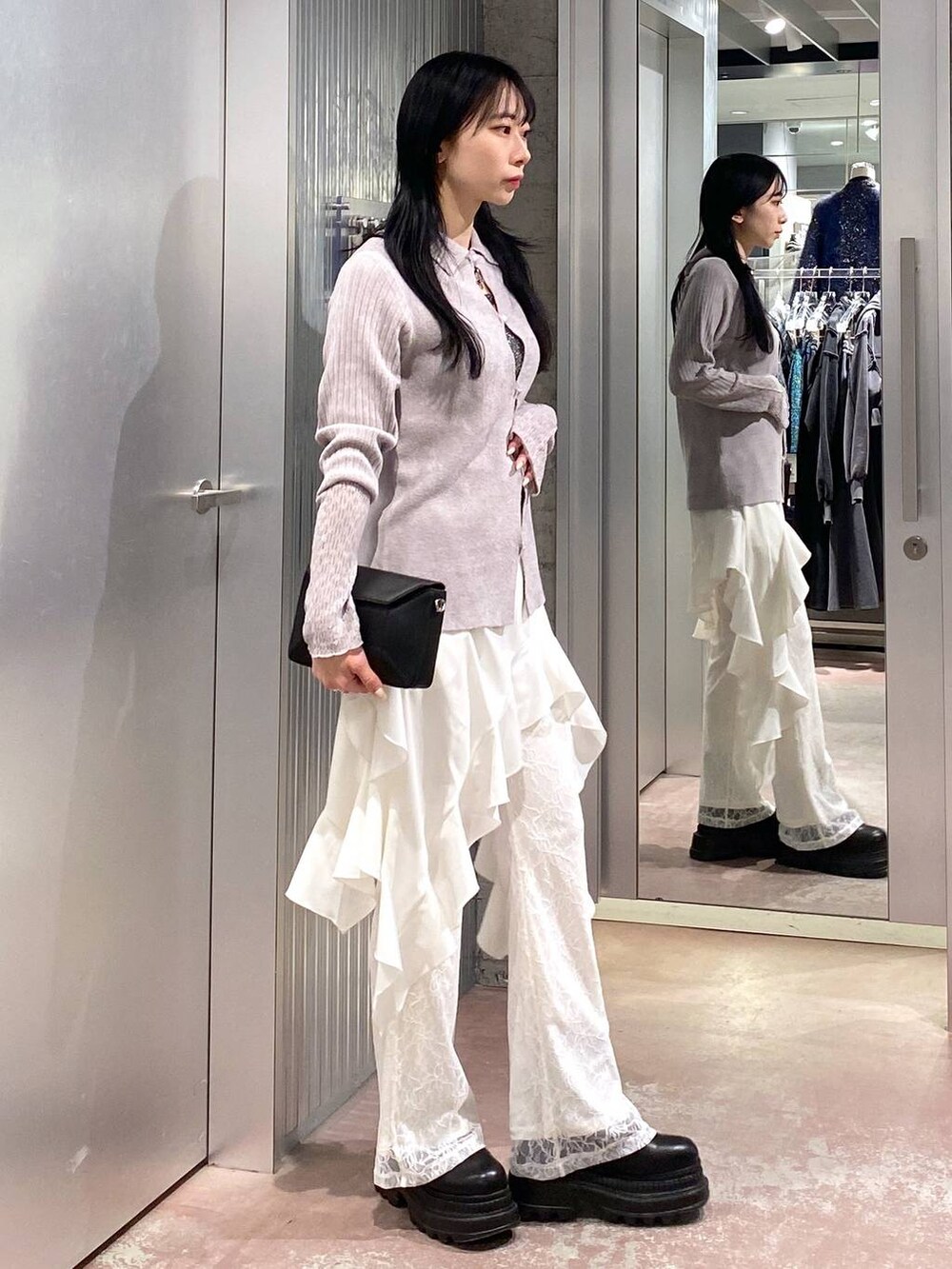 ブラック系のブーツ、ブラック系のショルダーバッグ、ホワイト系のその他パンツを着用したレディースの冬コーディネートの3枚目の写真