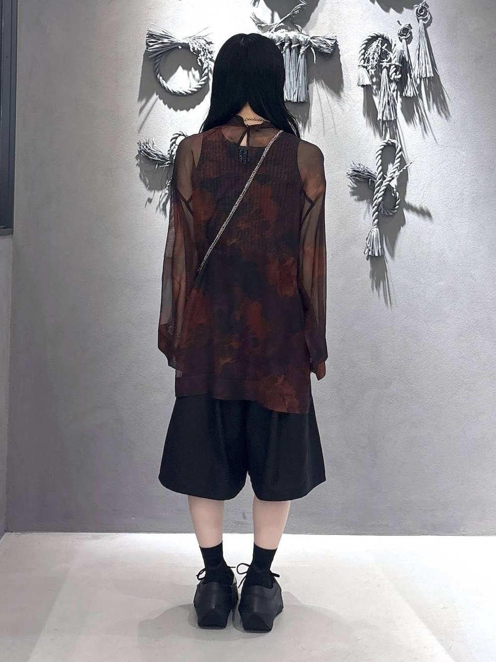 ブラック系のタンクトップ、ブラック系のその他パンツ、オレンジ系のシャツ/ブラウスを着用したレディースの春コーディネートの3枚目の写真