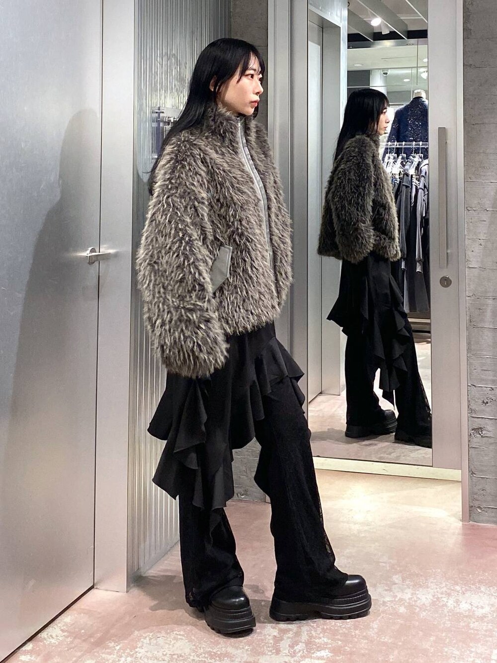 ブラック系のブーツ、ベージュ系のブルゾン、ブラック系のその他パンツを着用したレディースの冬コーディネートの4枚目の写真