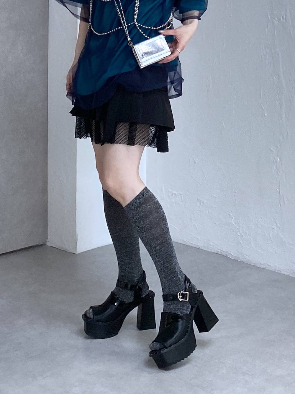 ブラック系のサンダル、ブルー系のTシャツ/カットソー、ブラック系のその他パンツを着用したレディースの春コーディネートの7枚目の写真