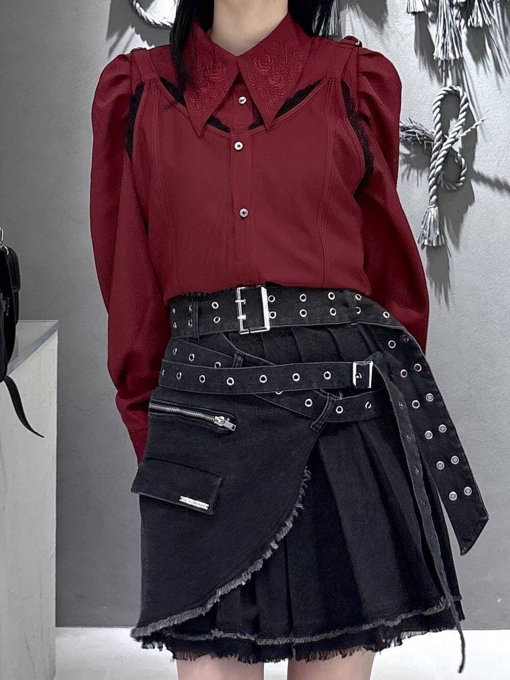 ブラック系のパンプスを着用したレディースの春コーディネートの7枚目の写真