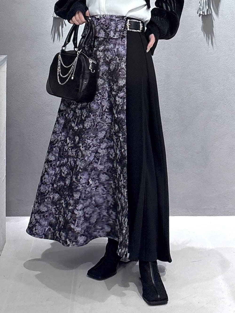 ブラック系のブーツ、ブラック系のカーディガン/ボレロ、ブラック系のシャツ/ブラウスを着用したレディースの春コーディネートの8枚目の写真