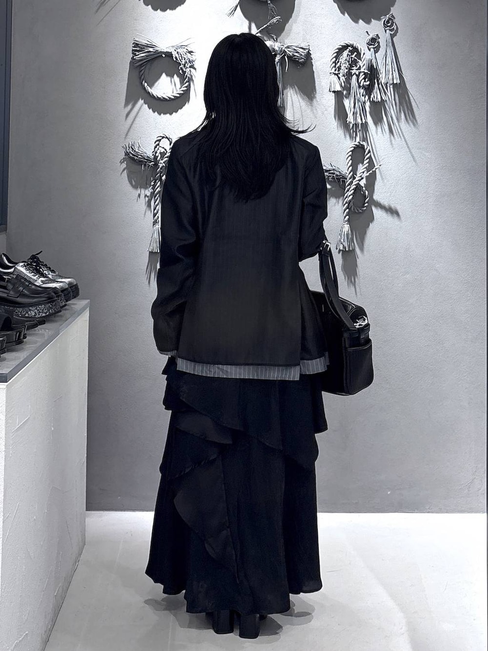 ブラック系のネクタイ、ブラック系のブーツ、パープル系のタンクトップを着用したレディースの春コーディネートの3枚目の写真