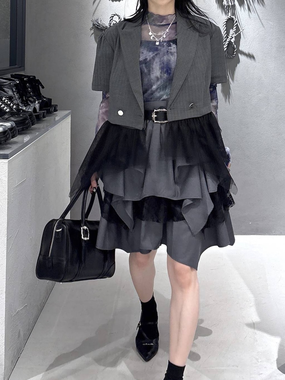 ブラック系のボストンバッグ、ブラック系のパンプス、ブラック系のタンクトップを着用したレディースの春コーディネートの8枚目の写真