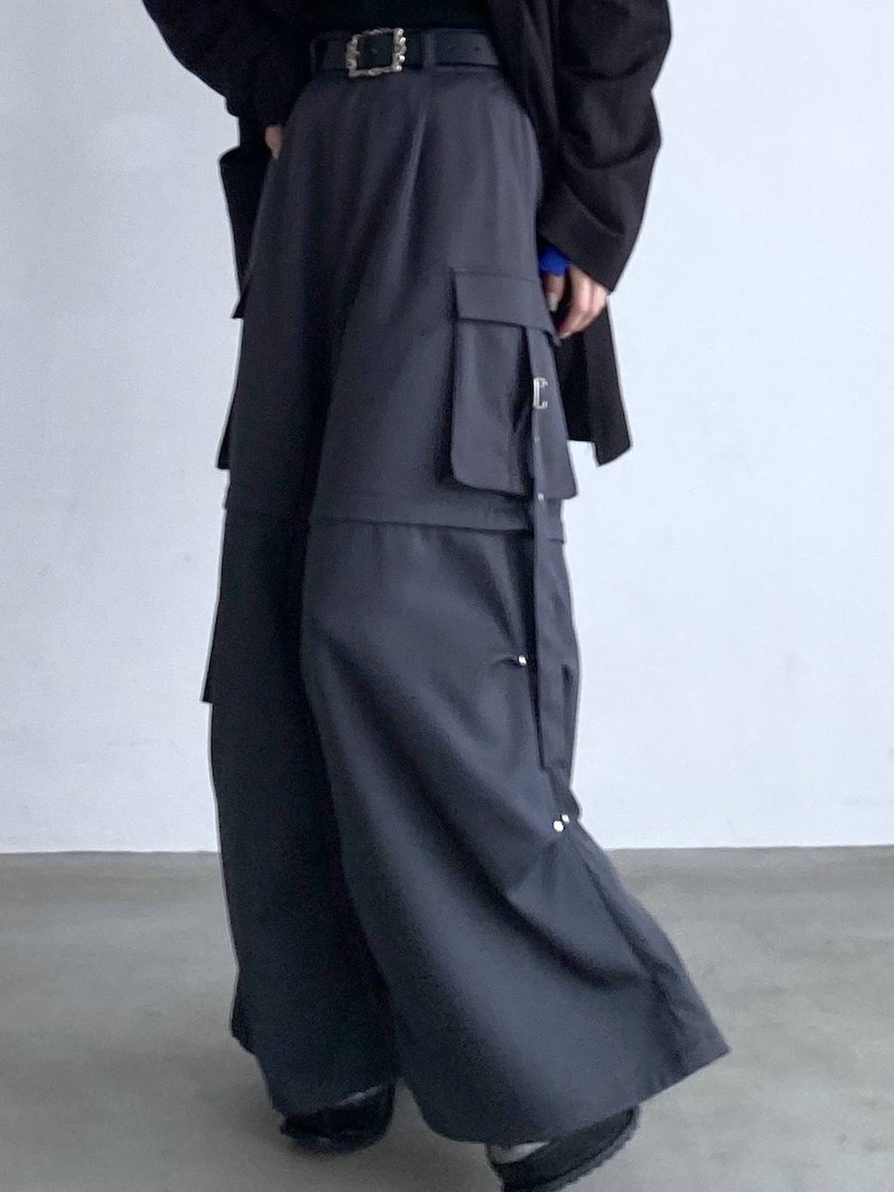 グレー系のカーゴパンツ、シルバー系のブーツ、ブラック系のテーラードジャケットを着用したレディースの夏コーディネートの6枚目の写真