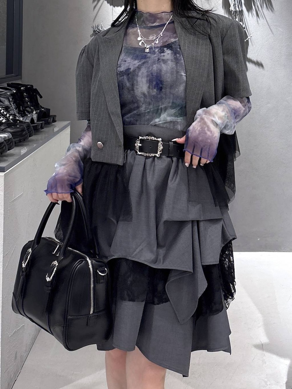 ブラック系のボストンバッグ、ブラック系のパンプス、ブラック系のタンクトップを着用したレディースの春コーディネートの7枚目の写真