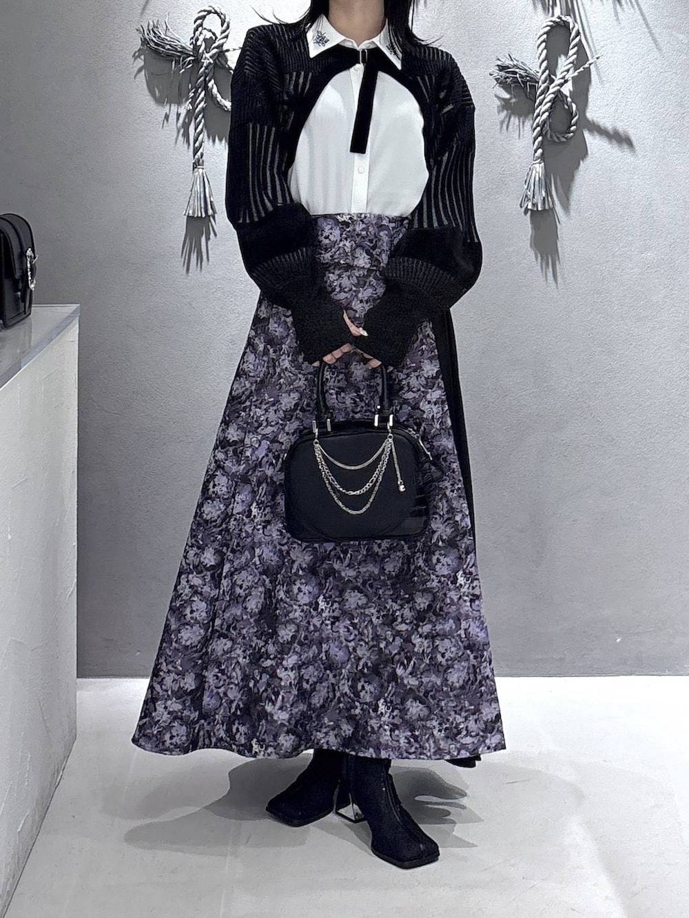 ブラック系のブーツ、ブラック系のカーディガン/ボレロ、ブラック系のシャツ/ブラウスを着用したレディースの春コーディネートの5枚目の写真