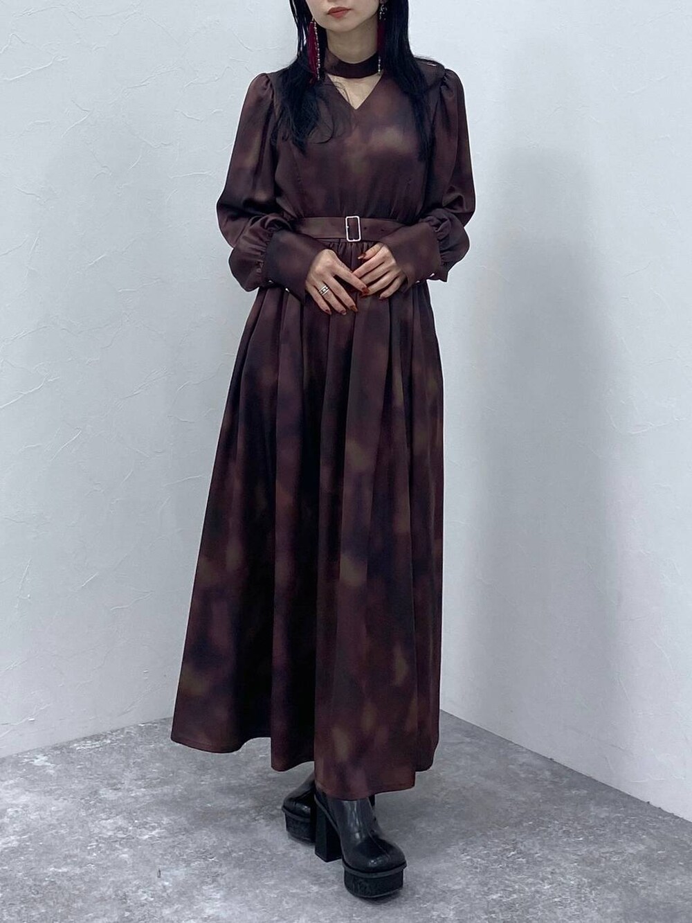 ブラック系のブーツ、ブラック系のショルダーバッグ、ブラック系のその他アウターを着用したレディースの冬コーディネートの7枚目の写真