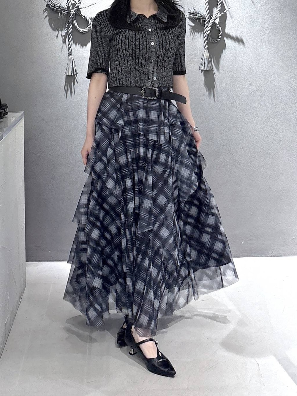 ブラック系のパンプス、ブラック系のカーディガン/ボレロ、ブラック系のセットアップを着用したレディースの春コーディネートの7枚目の写真