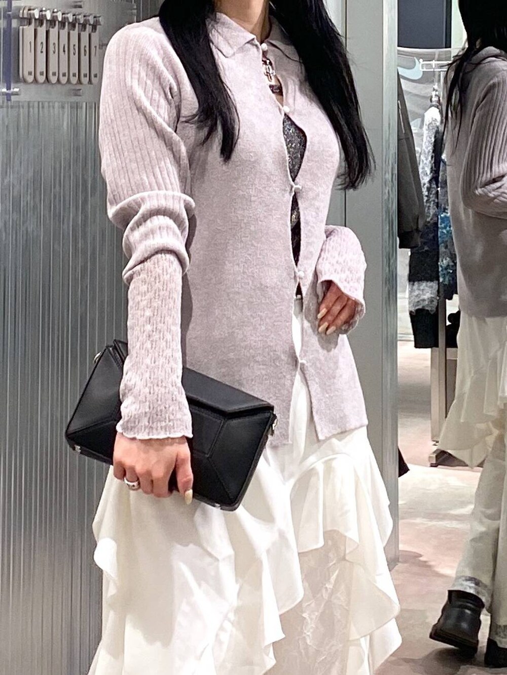 ブラック系のブーツ、ブラック系のショルダーバッグ、ホワイト系のその他パンツを着用したレディースの冬コーディネートの5枚目の写真