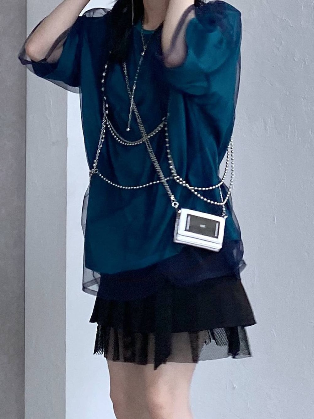 ブラック系のサンダル、ブルー系のTシャツ/カットソー、ブラック系のその他パンツを着用したレディースの春コーディネートの4枚目の写真