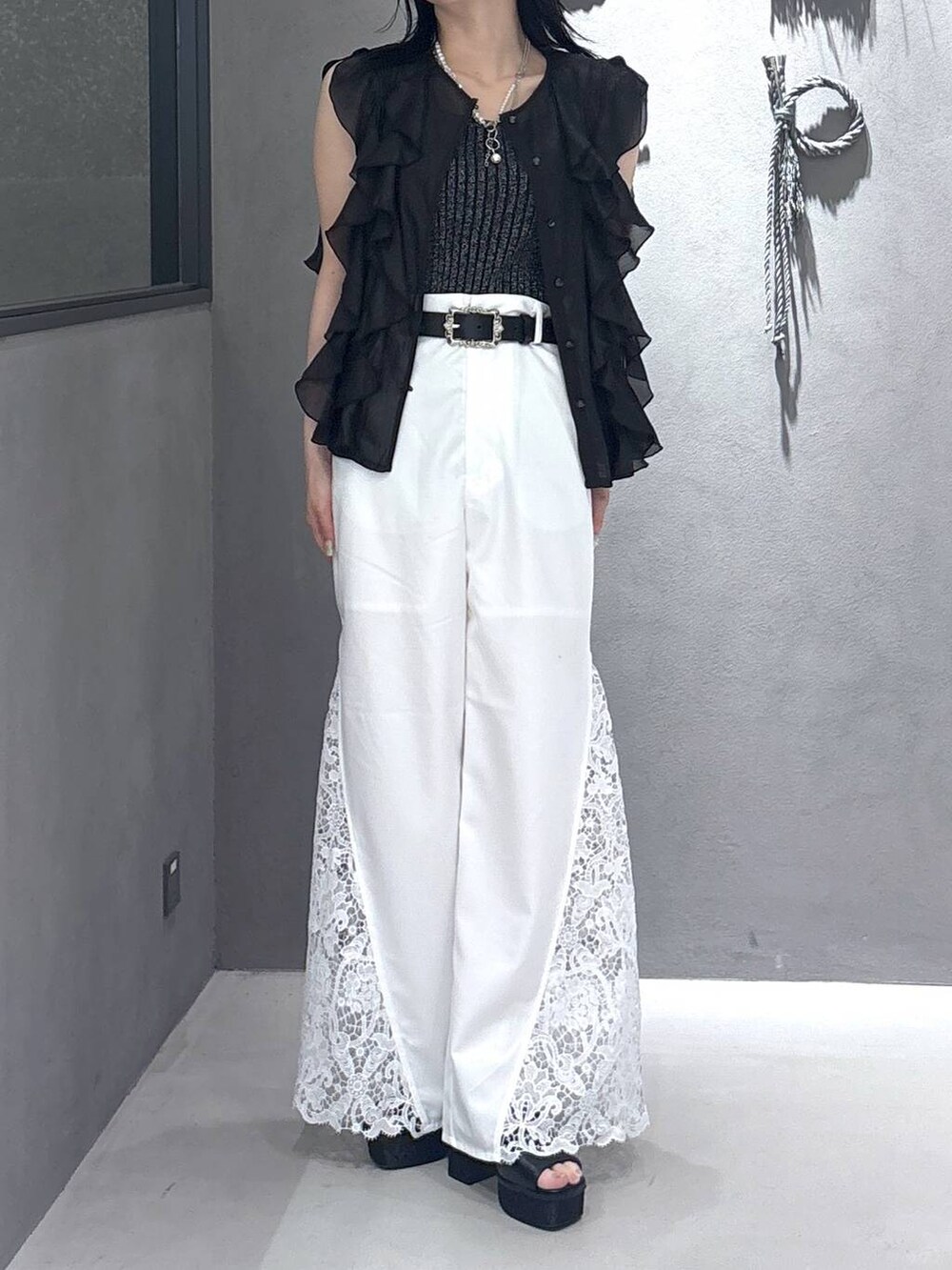 ブラック系のタンクトップ、ブラック系のサンダル、ブラック系のシャツ/ブラウスを着用したレディースの春コーディネートの5枚目の写真