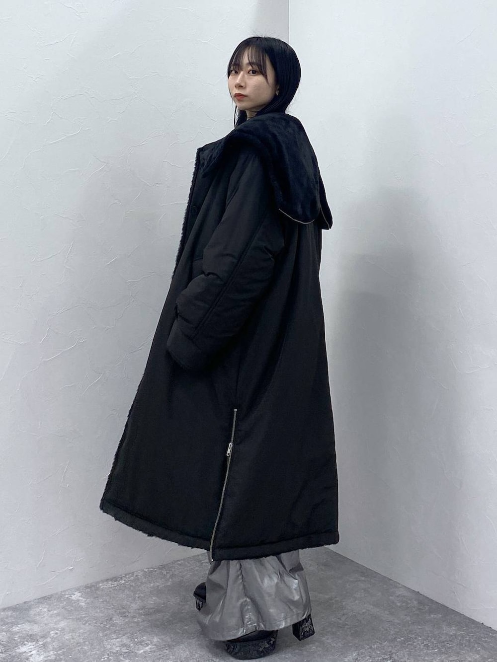 ブラック系のダウンジャケット/コート、シルバー系のカーゴパンツ、グレー系のブーツを着用したレディースの冬コーディネートの2枚目の写真