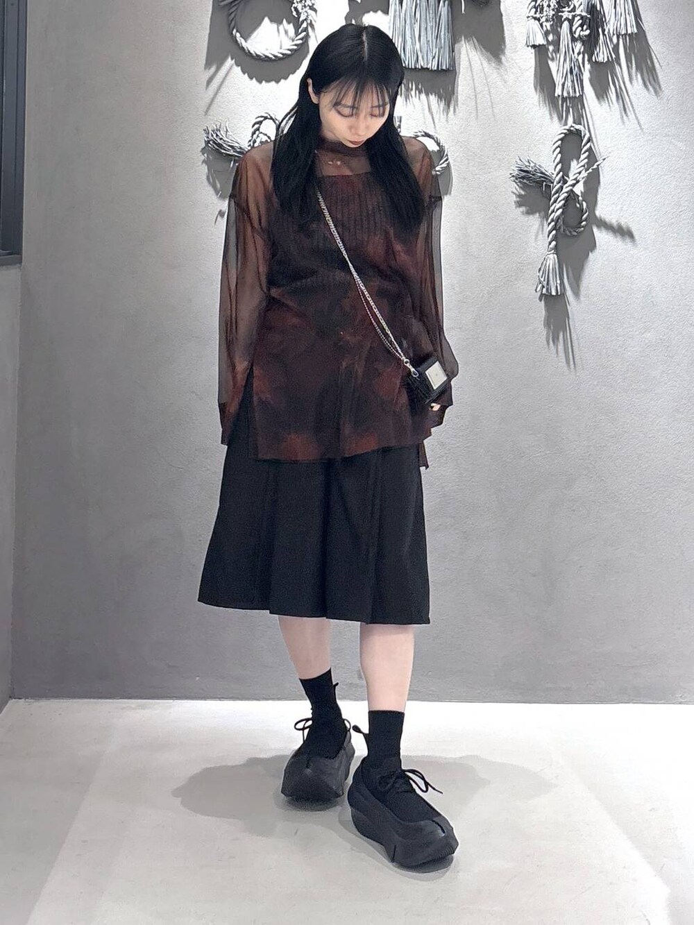 ブラック系のタンクトップ、ブラック系のその他パンツ、オレンジ系のシャツ/ブラウスを着用したレディースの春コーディネートの9枚目の写真