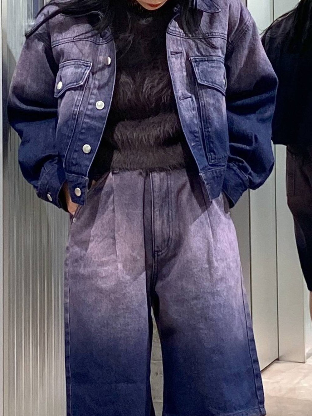 グレー系のニット/セーター、ブラック系のブーツ、パープル系のデニムジャケットを着用したレディースの冬コーディネートの8枚目の写真