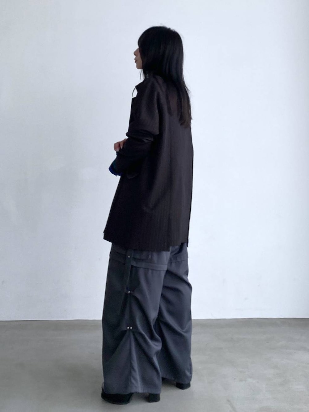 グレー系のカーゴパンツ、シルバー系のブーツ、ブラック系のテーラードジャケットを着用したレディースの夏コーディネートの2枚目の写真