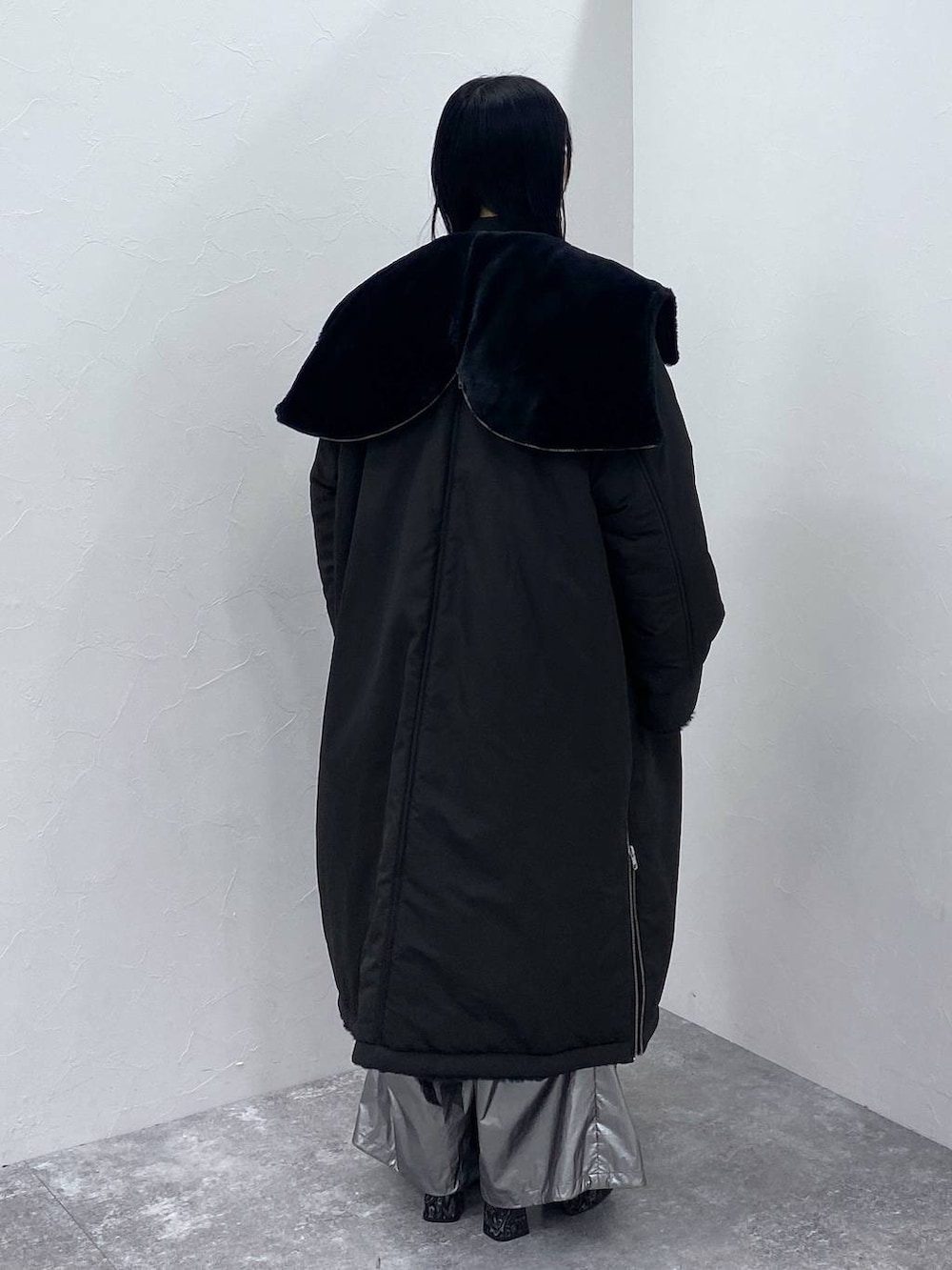 ブラック系のダウンジャケット/コート、シルバー系のカーゴパンツ、グレー系のブーツを着用したレディースの冬コーディネートの3枚目の写真