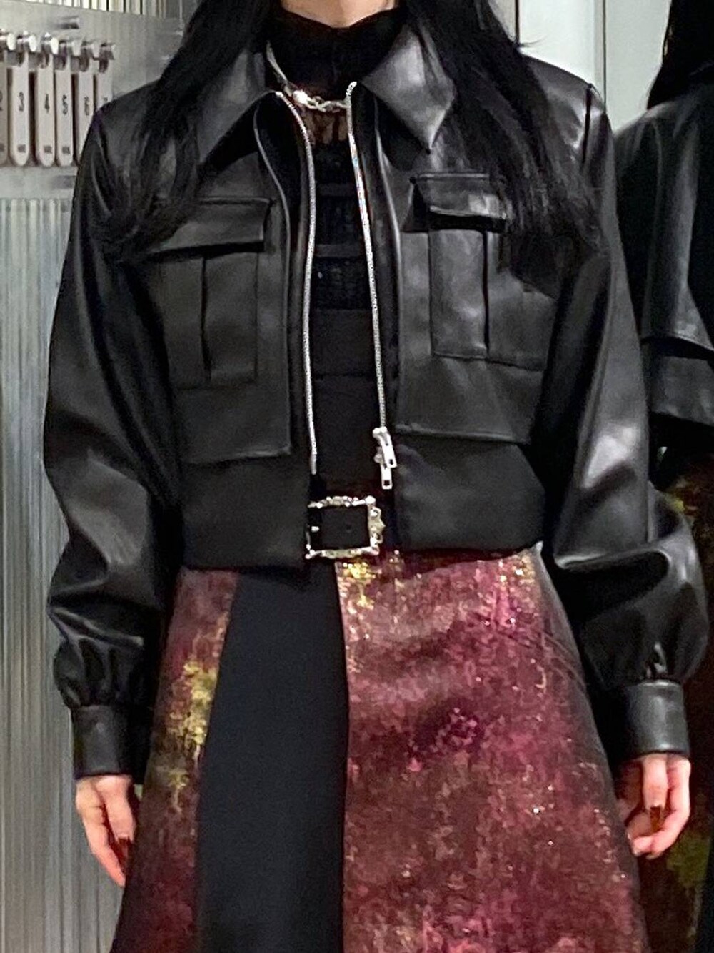 パープル系のスカート、ブラック系のブーツ、ブラック系のブルゾンを着用したレディースの秋コーディネートの8枚目の写真