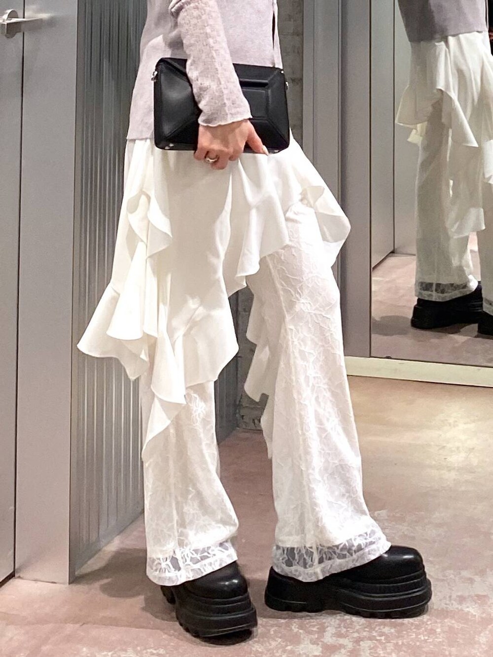 ブラック系のブーツ、ブラック系のショルダーバッグ、ホワイト系のその他パンツを着用したレディースの冬コーディネートの9枚目の写真