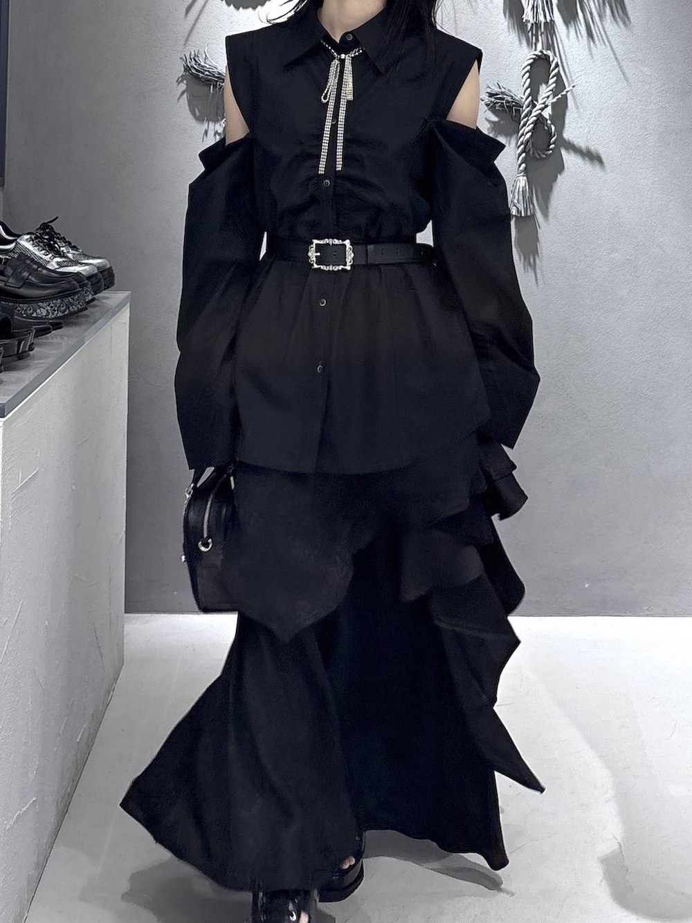 ブラック系のブーツ、ブラック系のショルダーバッグ、ブラック系のシャツ/ブラウスを着用したレディースの春コーディネートの8枚目の写真